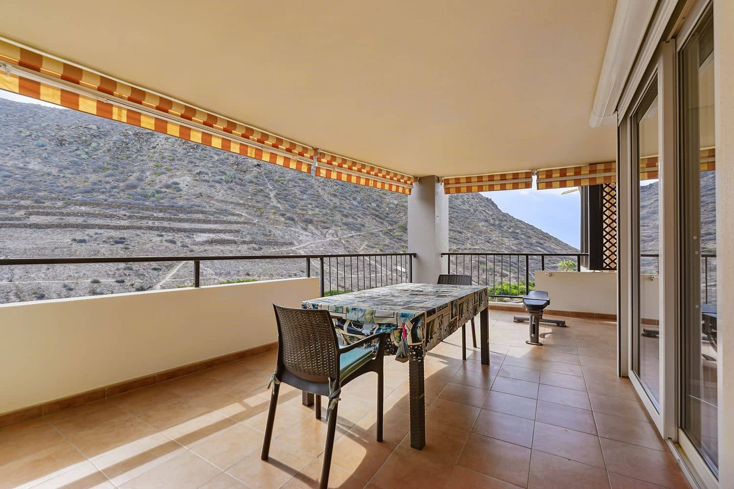 1 soverom Leilighet til salgs i Los Cristianos med svømmebasseng garasje - € 440 000 (Ref: 10158067)