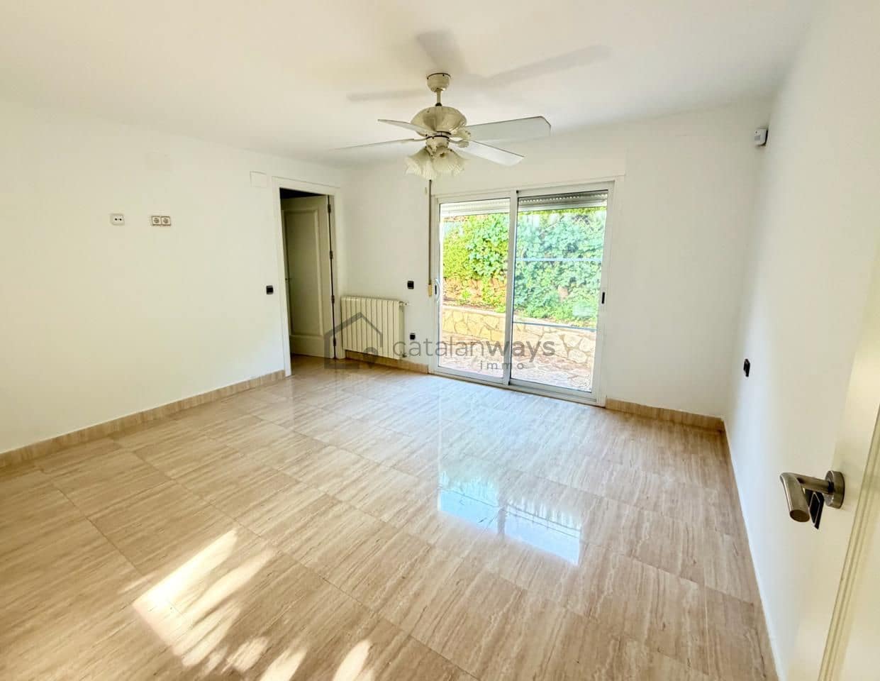 5 bedroom Villa for sale in Tortosa with pool garage - € 360,000 (Ref: 10163331)