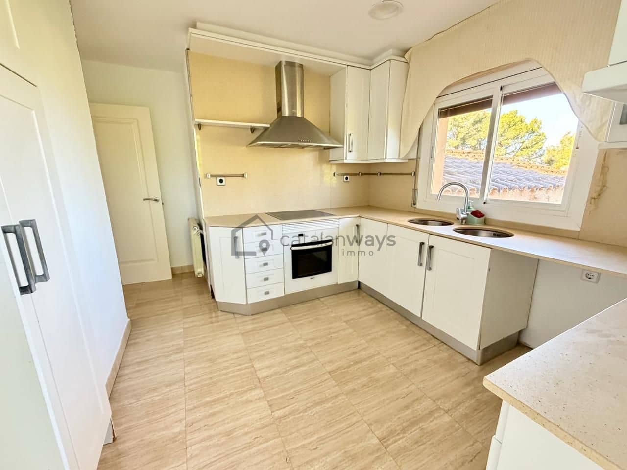 5 bedroom Villa for sale in Tortosa with pool garage - € 360,000 (Ref: 10163331)