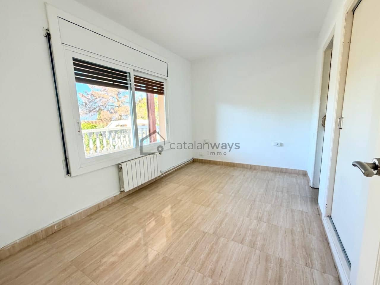 5 bedroom Villa for sale in Tortosa with pool garage - € 360,000 (Ref: 10163331)