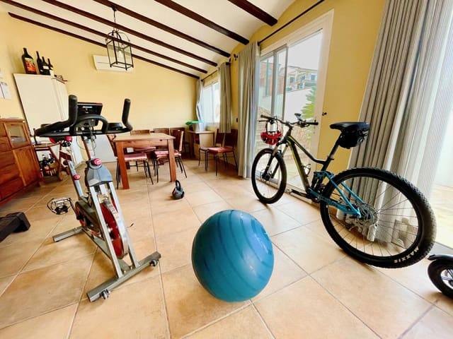 4 bedroom Villa for sale in El Perelló with garage - € 315,000 (Ref: 8444443)