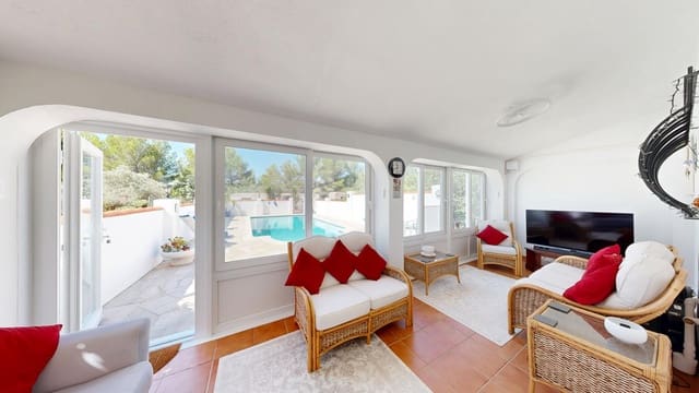 5 bedroom Villa for sale in El Perelló with pool - € 550,000 (Ref: 9158113)