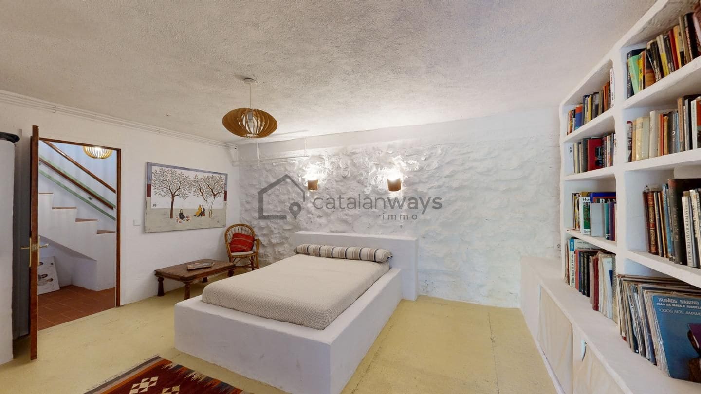 4 bedroom Finca/Country House for sale in Castellet i la Gornal - € 349,000 (Ref: 9270545)