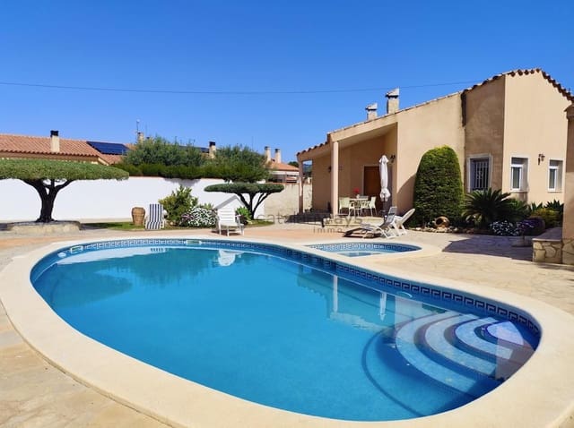 3 makuuhuone Huvila myytävänä paikassa L'Ametlla de Mar mukana uima-altaan 
autotalli - 380 000 € (Ref: 9776890)