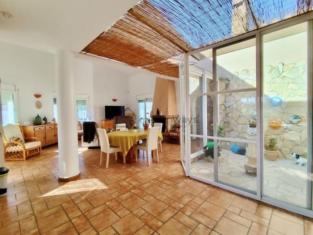 3 makuuhuone Huvila myytävänä paikassa L'Ametlla de Mar mukana uima-altaan 
autotalli - 380 000 € (Ref: 9776890)