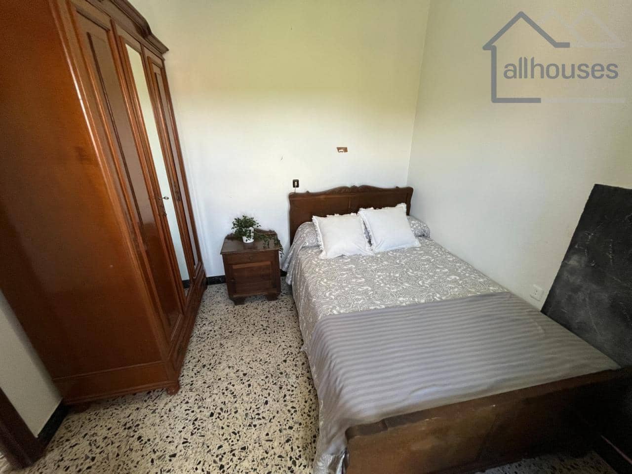 5 bedroom Townhouse for sale in A Estrada with garage - € 149,000 (Ref: 9417258)