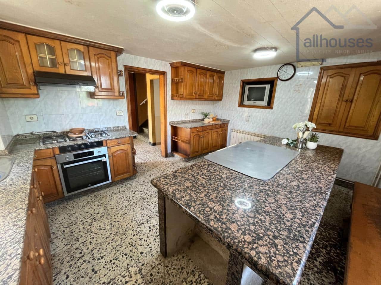 5 bedroom Townhouse for sale in A Estrada with garage - € 149,000 (Ref: 9417258)