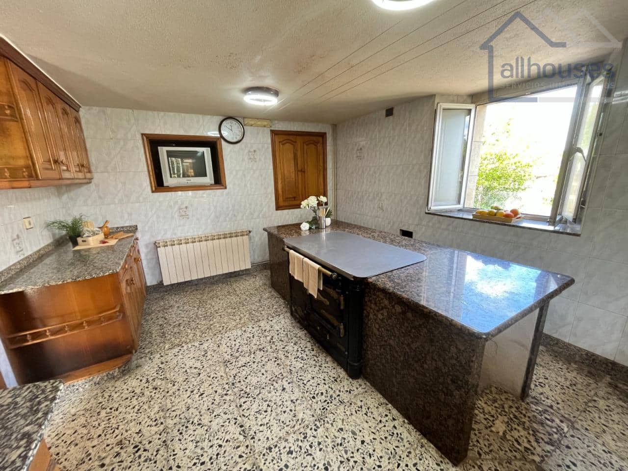 5 bedroom Townhouse for sale in A Estrada with garage - € 149,000 (Ref: 9417258)