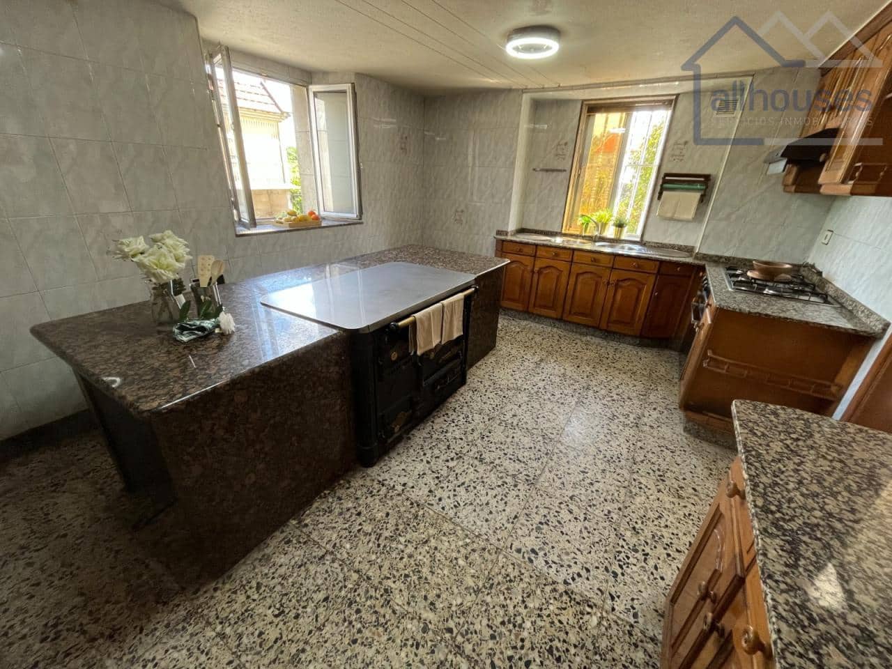 5 bedroom Townhouse for sale in A Estrada with garage - € 149,000 (Ref: 9417258)