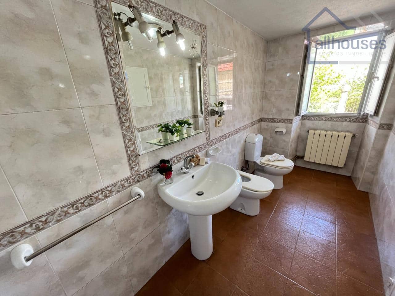 5 bedroom Townhouse for sale in A Estrada with garage - € 149,000 (Ref: 9417258)