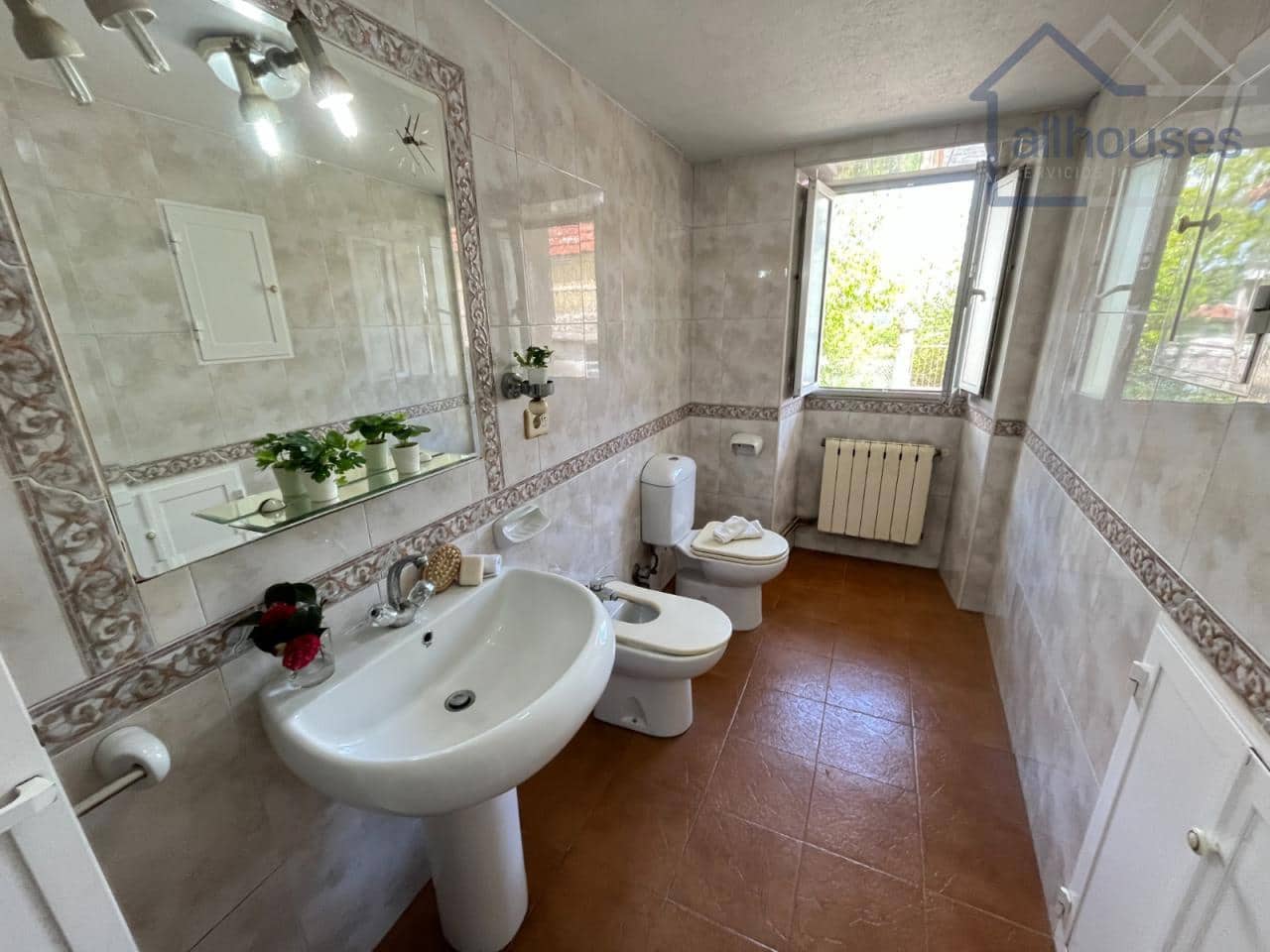 5 bedroom Townhouse for sale in A Estrada with garage - € 149,000 (Ref: 9417258)