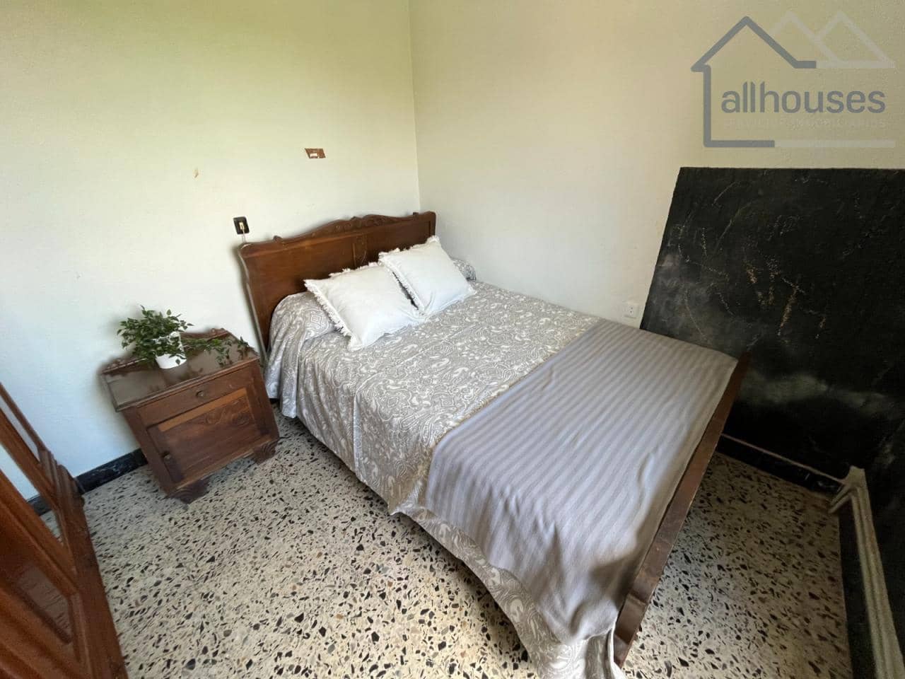 5 bedroom Townhouse for sale in A Estrada with garage - € 149,000 (Ref: 9417258)