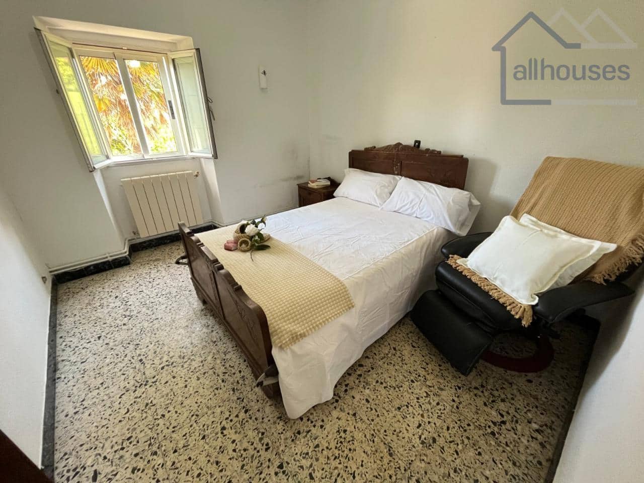 5 bedroom Townhouse for sale in A Estrada with garage - € 149,000 (Ref: 9417258)