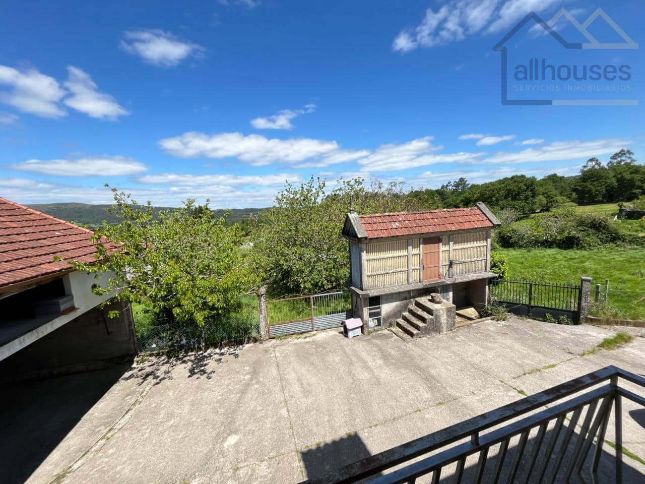 5 bedroom Townhouse for sale in A Estrada with garage - € 149,000 (Ref: 9417258)