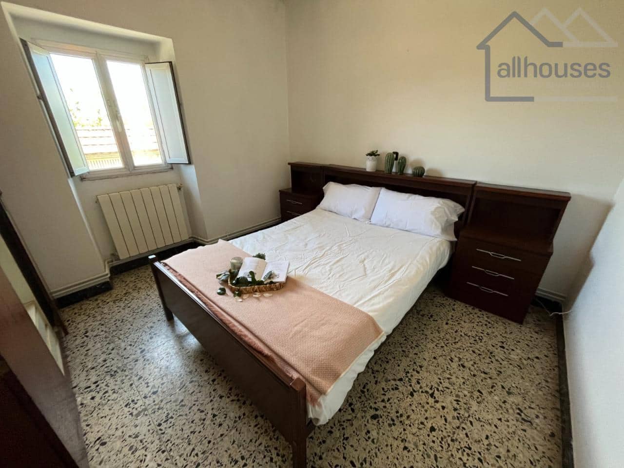 5 bedroom Townhouse for sale in A Estrada with garage - € 149,000 (Ref: 9417258)