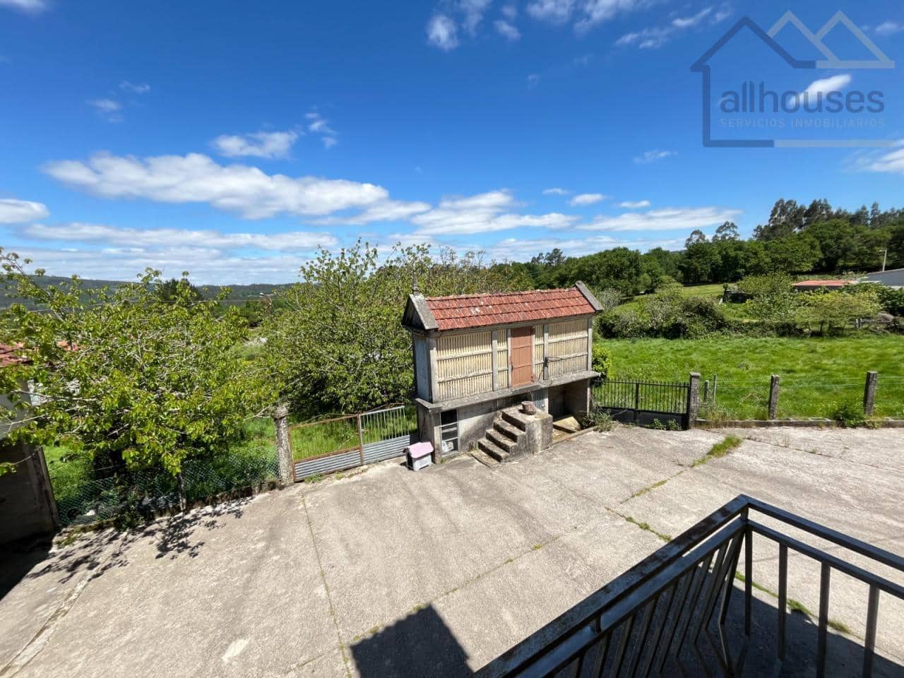 5 bedroom Townhouse for sale in A Estrada with garage - € 149,000 (Ref: 9417258)