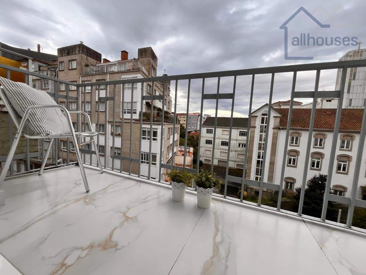 5 bedroom Flat for sale in Pontevedra city - € 300,000 (Ref: 9417265)