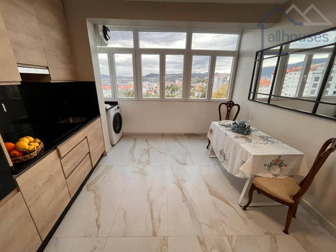 5 bedroom Flat for sale in Pontevedra city - € 300,000 (Ref: 9417265)