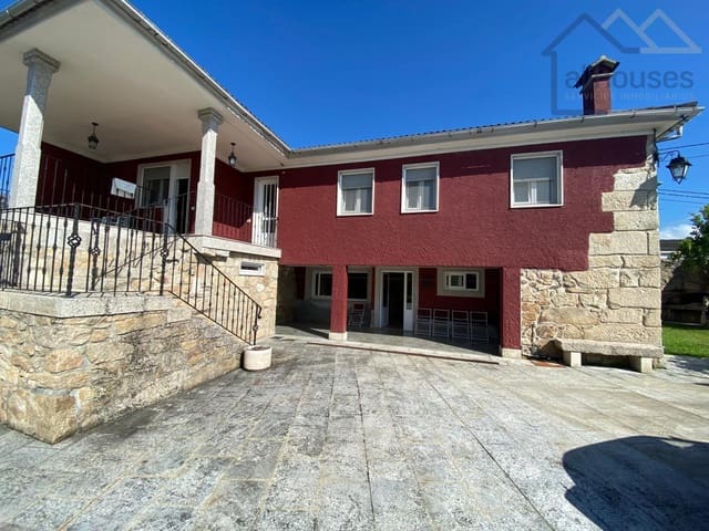 4 bedroom Townhouse for sale in Tui with garage - € 360,000 (Ref: 9417270)