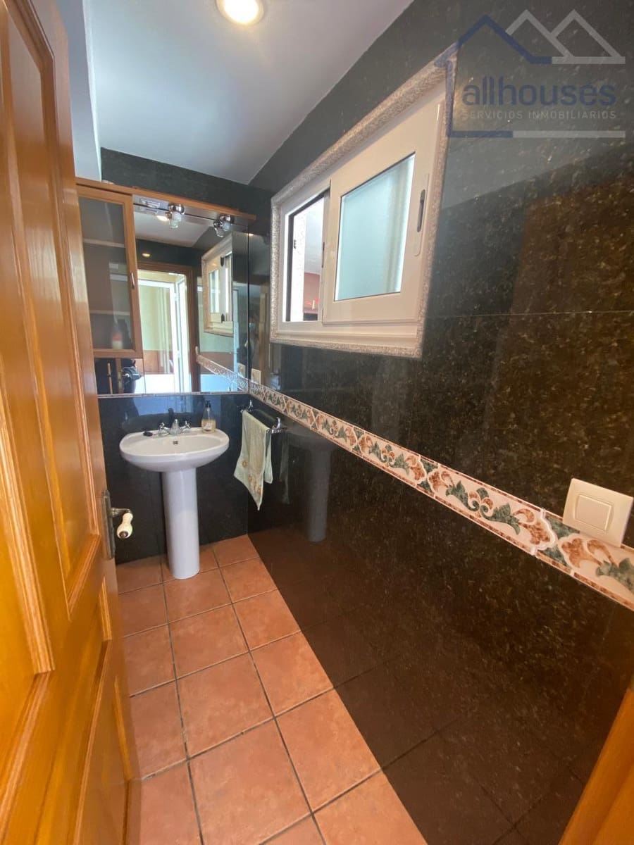 4 bedroom Townhouse for sale in Tui with garage - € 360,000 (Ref: 9417270)