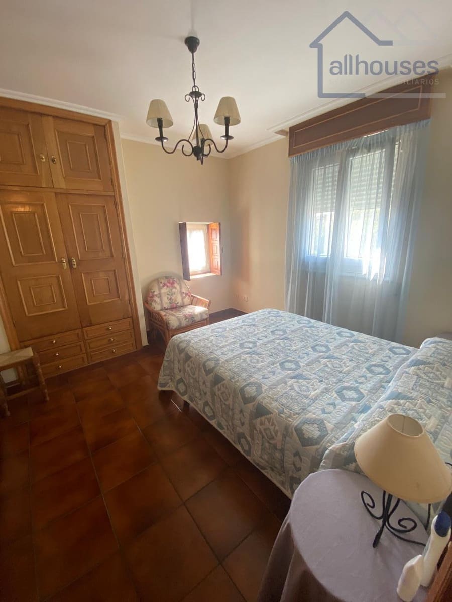 4 bedroom Townhouse for sale in Tui with garage - € 360,000 (Ref: 9417270)