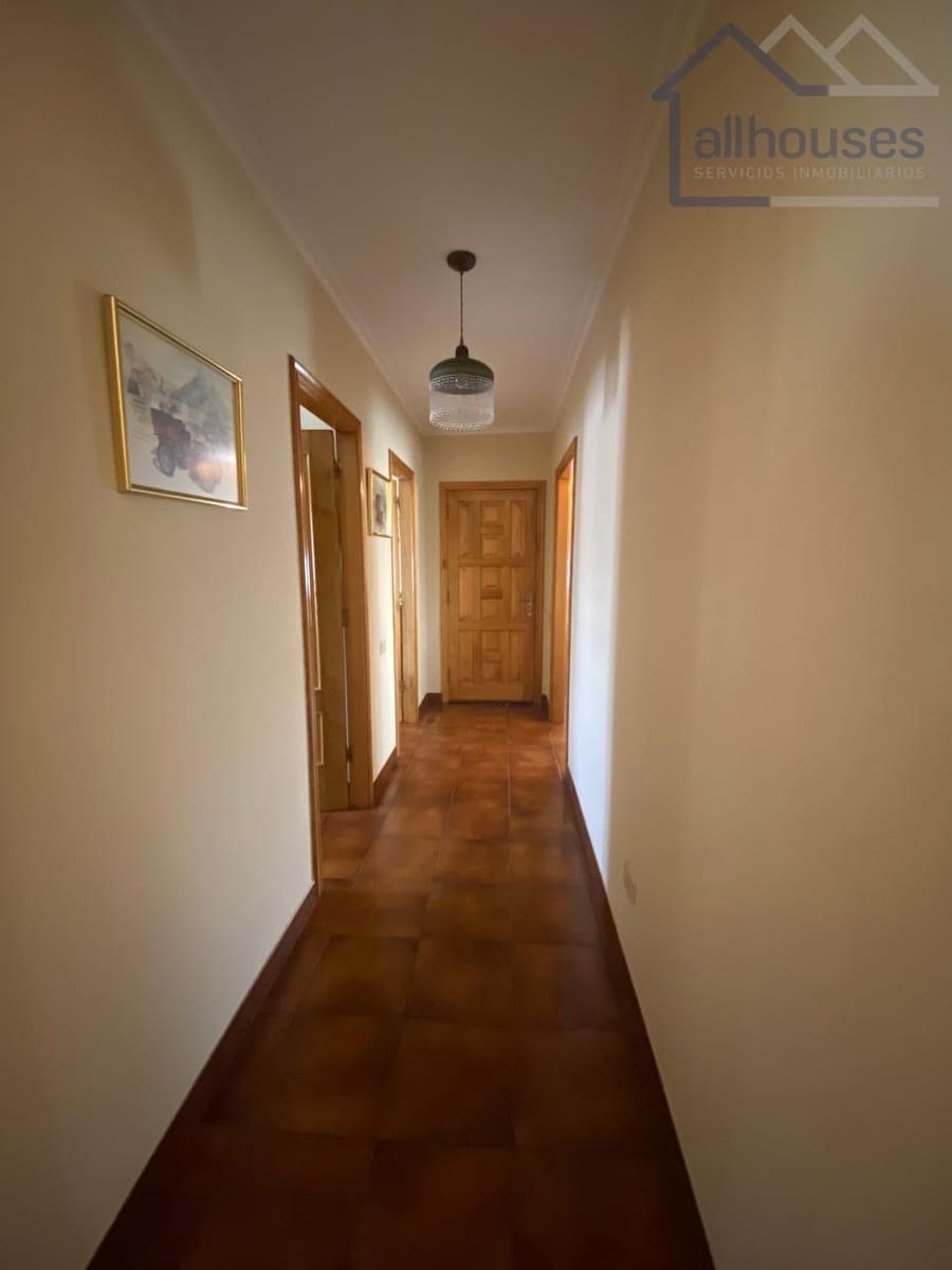 4 bedroom Townhouse for sale in Tui with garage - € 360,000 (Ref: 9417270)