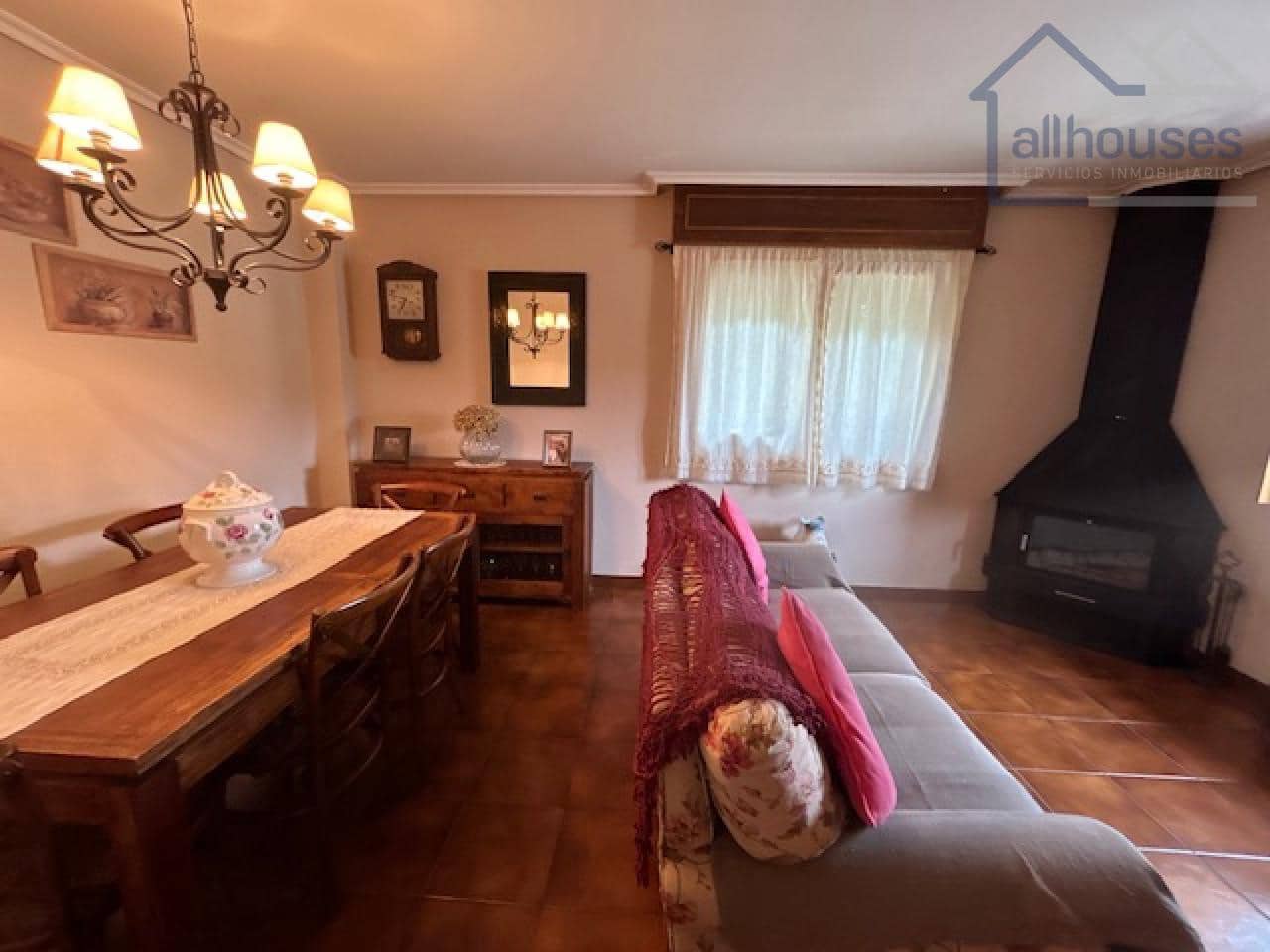 4 bedroom Townhouse for sale in Tui with garage - € 360,000 (Ref: 9417270)