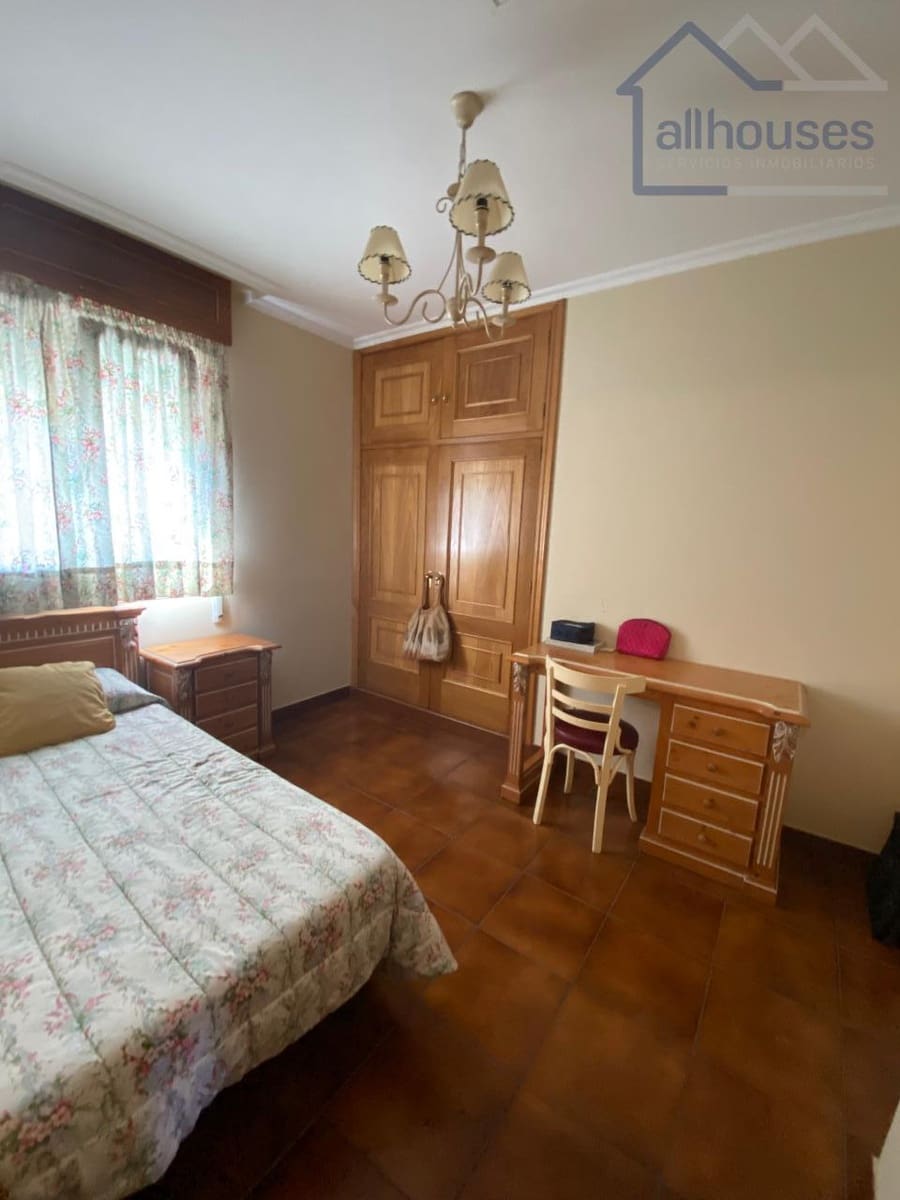 4 bedroom Townhouse for sale in Tui with garage - € 360,000 (Ref: 9417270)