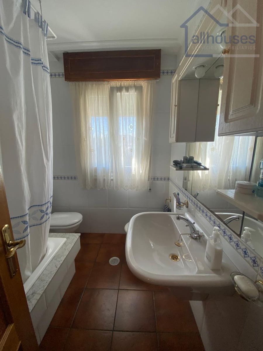 4 bedroom Townhouse for sale in Tui with garage - € 360,000 (Ref: 9417270)