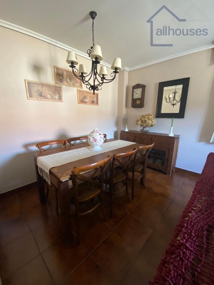 4 bedroom Townhouse for sale in Tui with garage - € 360,000 (Ref: 9417270)