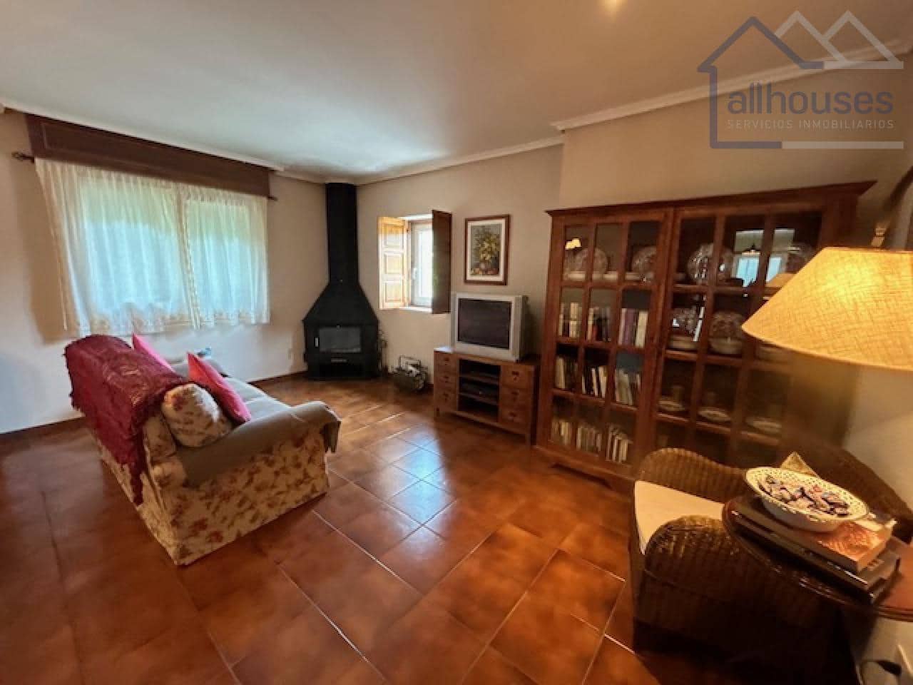 4 bedroom Townhouse for sale in Tui with garage - € 360,000 (Ref: 9417270)