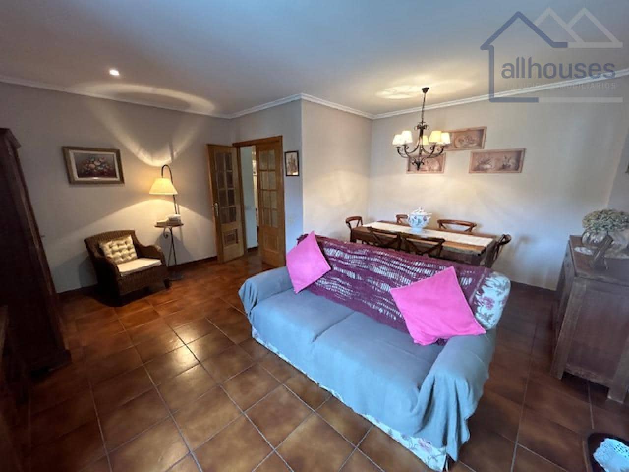 4 bedroom Townhouse for sale in Tui with garage - € 360,000 (Ref: 9417270)