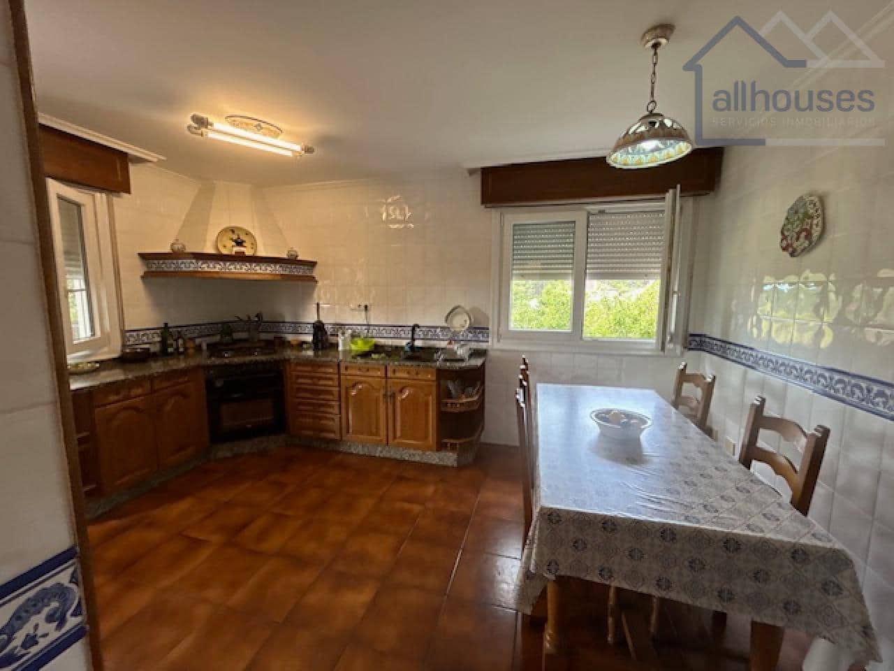 4 bedroom Townhouse for sale in Tui with garage - € 360,000 (Ref: 9417270)