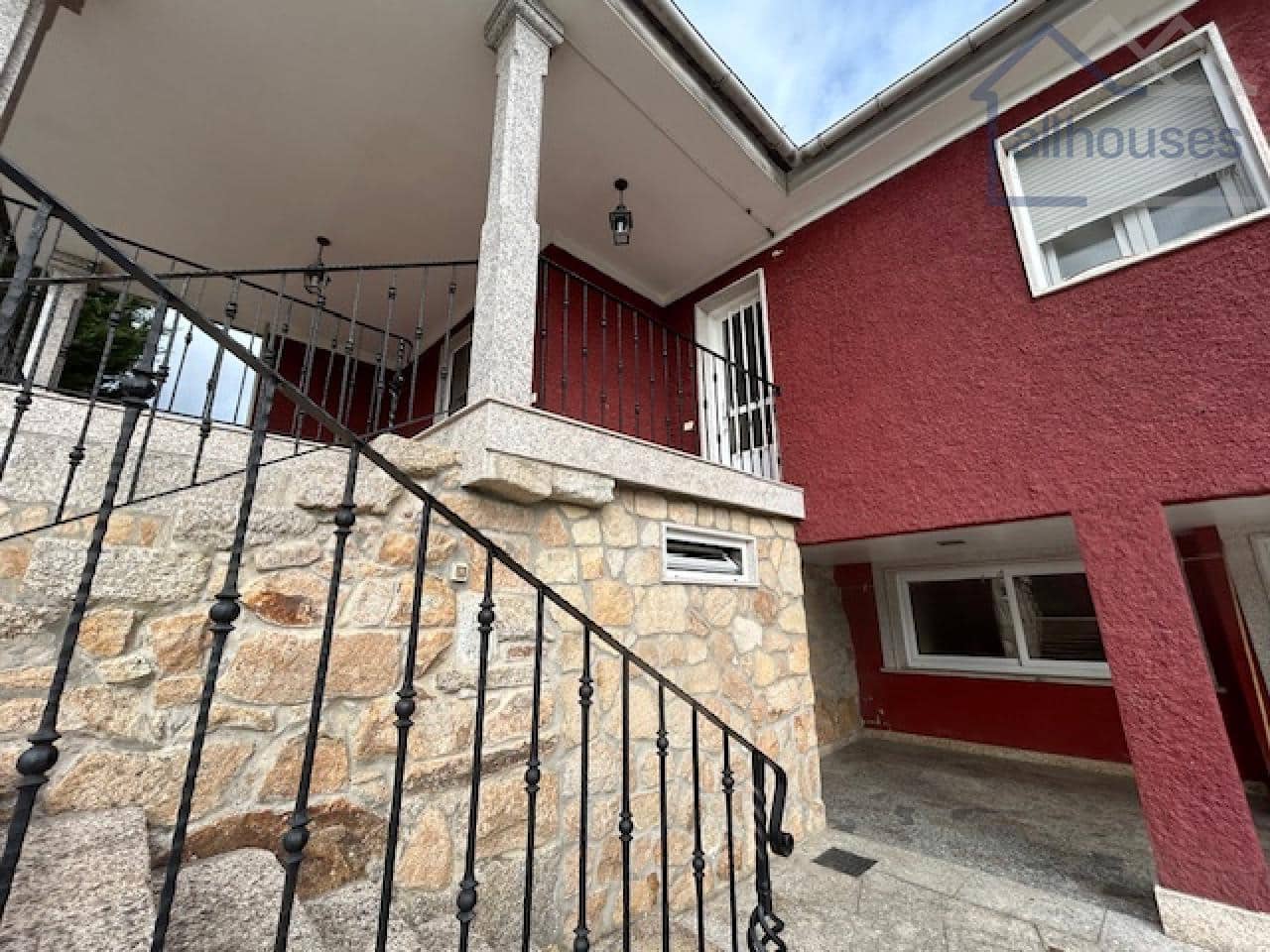 4 bedroom Townhouse for sale in Tui with garage - € 360,000 (Ref: 9417270)