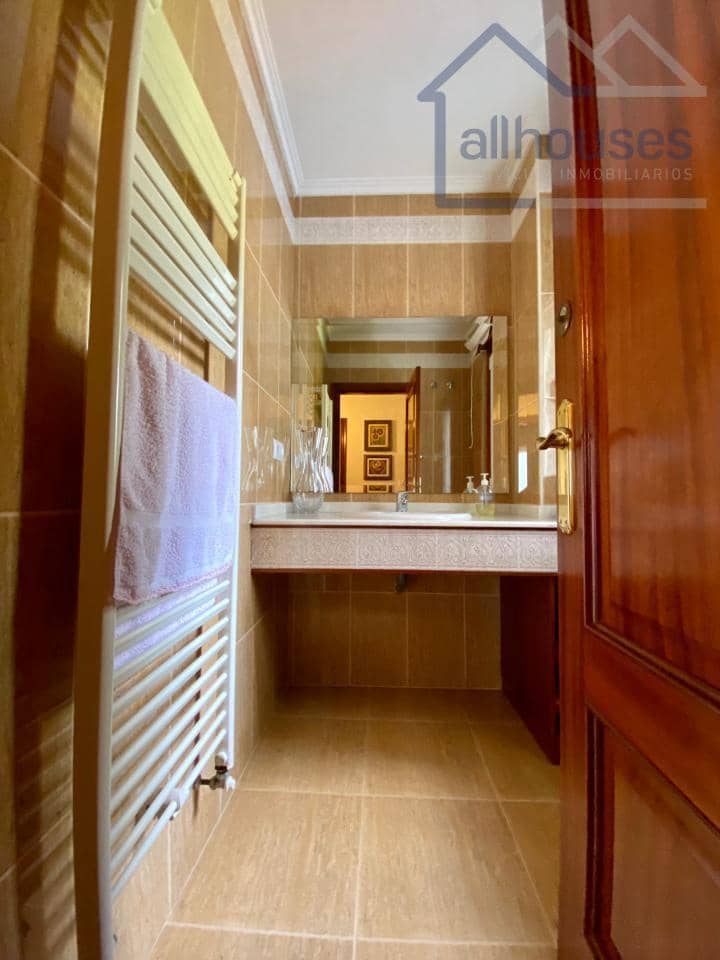 4 bedroom Townhouse for sale in Tui with garage - € 415,000 (Ref: 9417271)