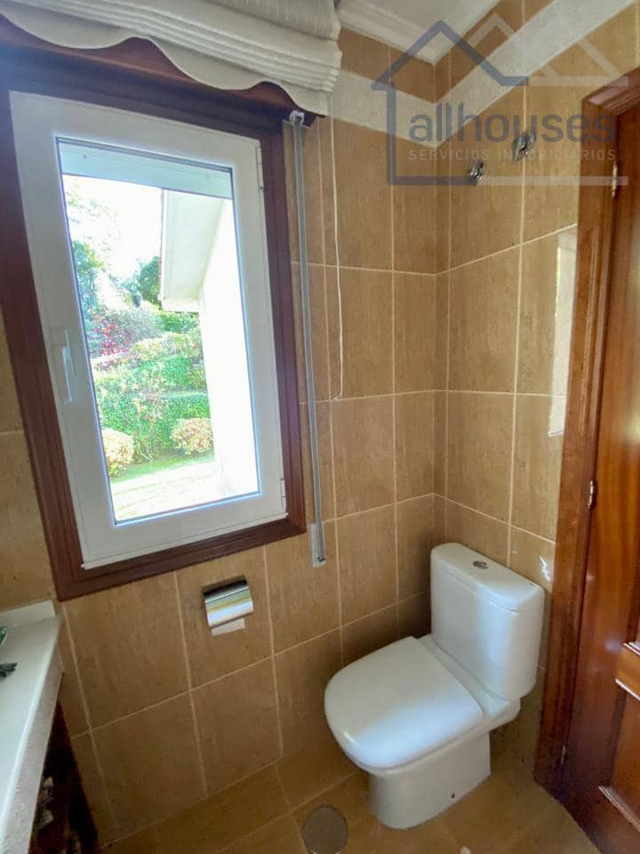 4 bedroom Townhouse for sale in Tui with garage - € 415,000 (Ref: 9417271)