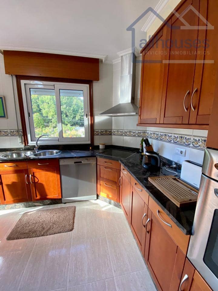 4 bedroom Townhouse for sale in Tui with garage - € 415,000 (Ref: 9417271)