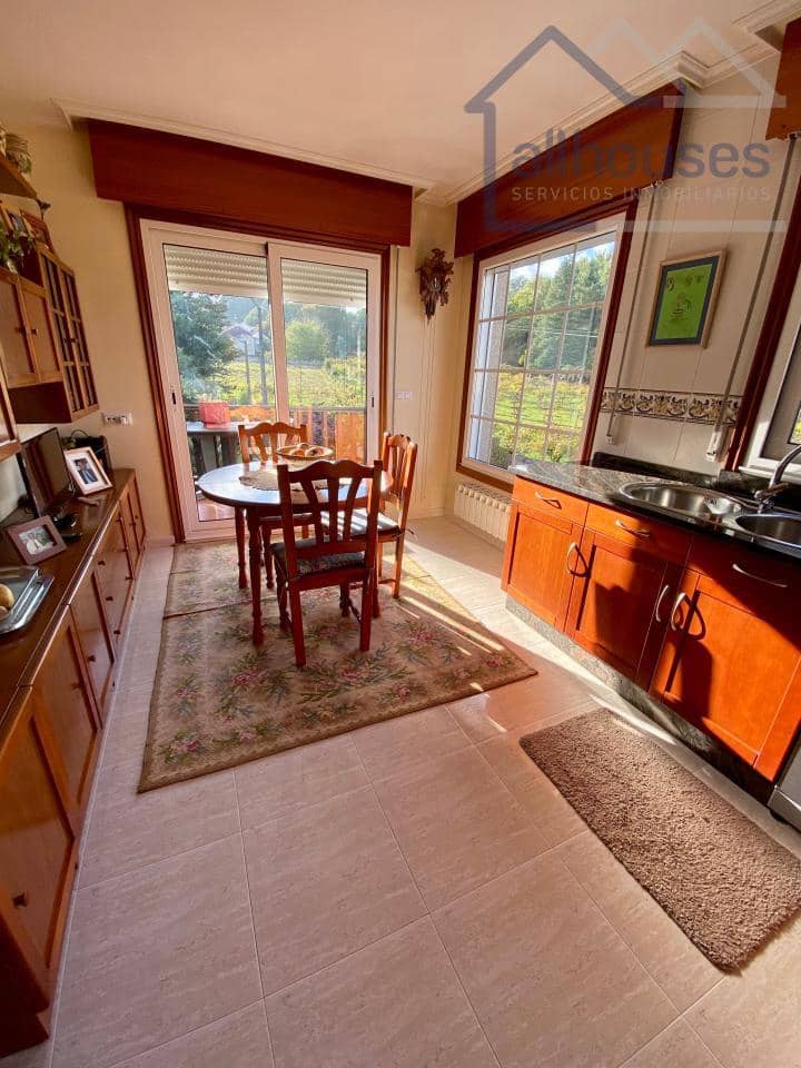 4 bedroom Townhouse for sale in Tui with garage - € 415,000 (Ref: 9417271)