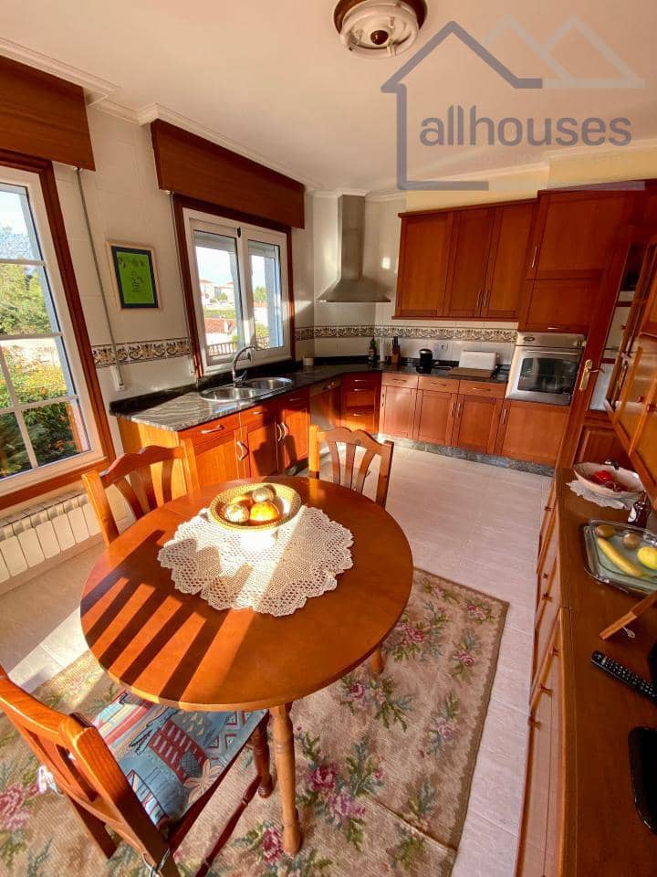 4 bedroom Townhouse for sale in Tui with garage - € 415,000 (Ref: 9417271)