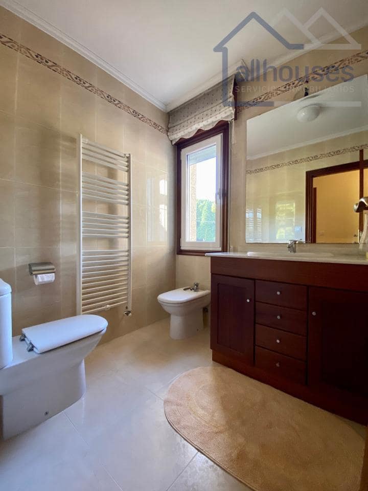 4 bedroom Townhouse for sale in Tui with garage - € 415,000 (Ref: 9417271)