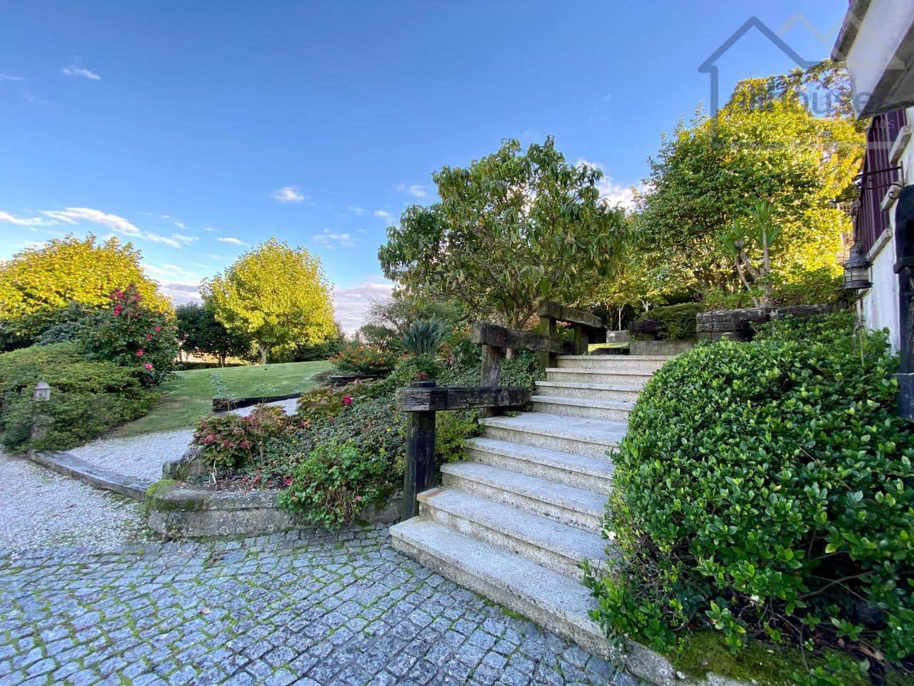 4 bedroom Townhouse for sale in Tui with garage - € 415,000 (Ref: 9417271)