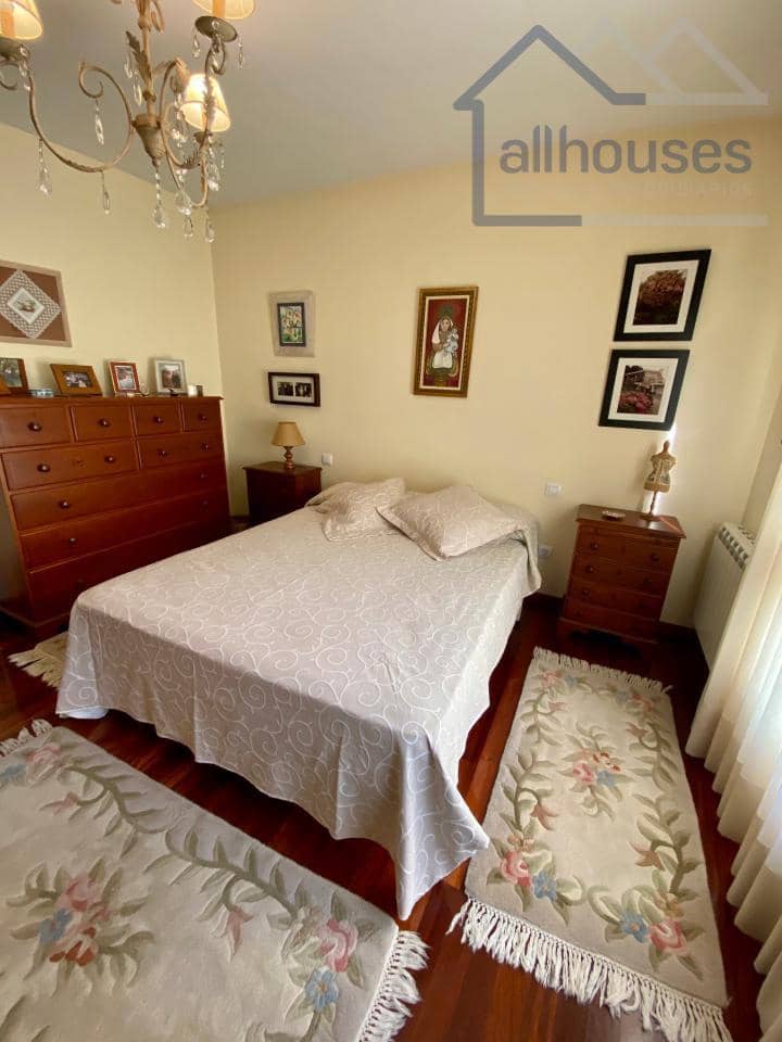 4 bedroom Townhouse for sale in Tui with garage - € 415,000 (Ref: 9417271)