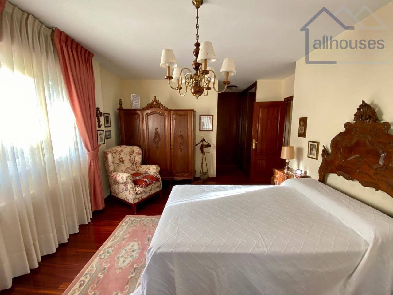 4 bedroom Townhouse for sale in Tui with garage - € 415,000 (Ref: 9417271)