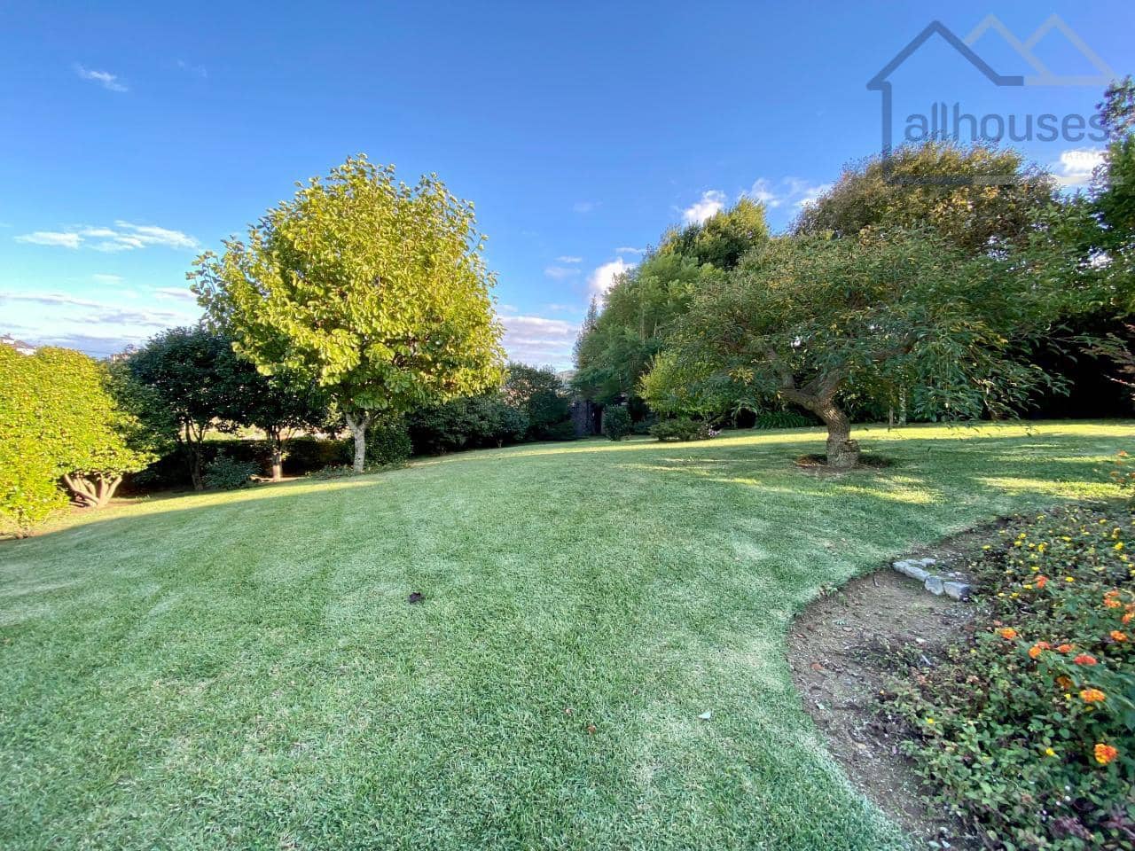 4 bedroom Townhouse for sale in Tui with garage - € 415,000 (Ref: 9417271)