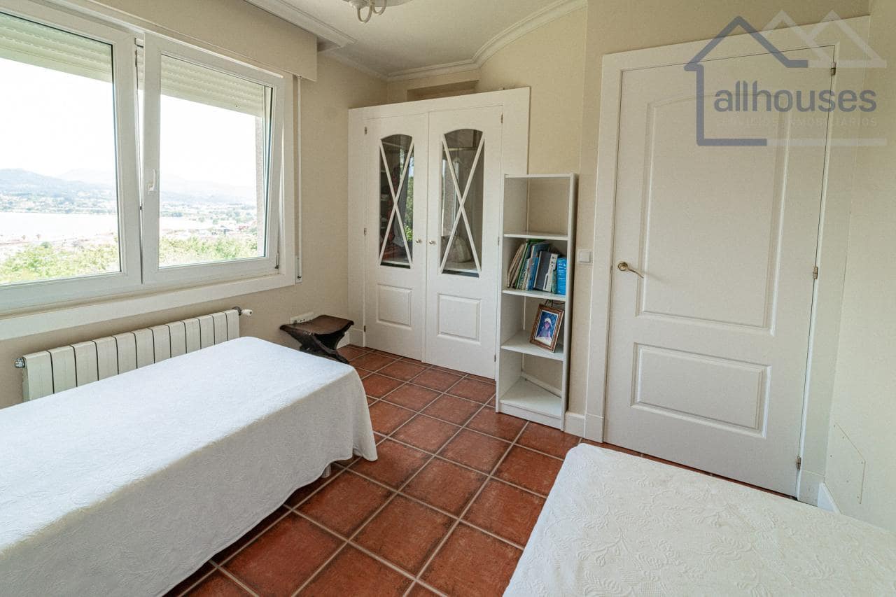 5 bedroom Villa for sale in Baiona with pool garage - € 998,000 (Ref: 9417278)