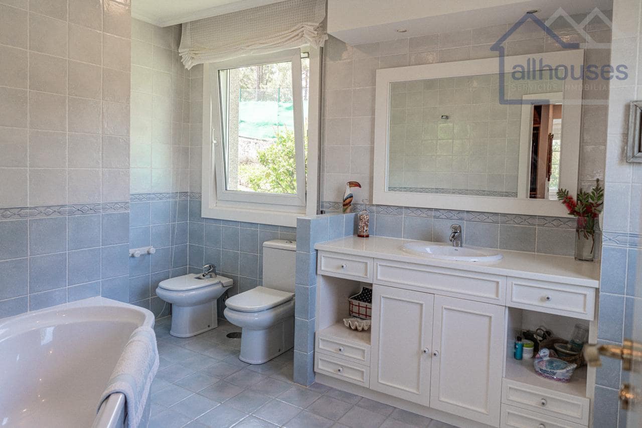 5 bedroom Villa for sale in Baiona with pool garage - € 998,000 (Ref: 9417278)