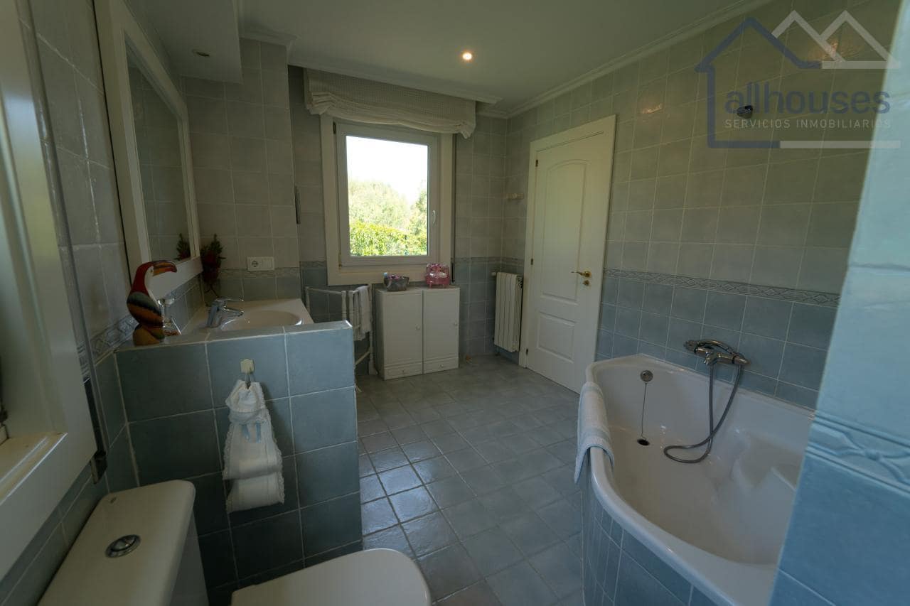 5 bedroom Villa for sale in Baiona with pool garage - € 998,000 (Ref: 9417278)