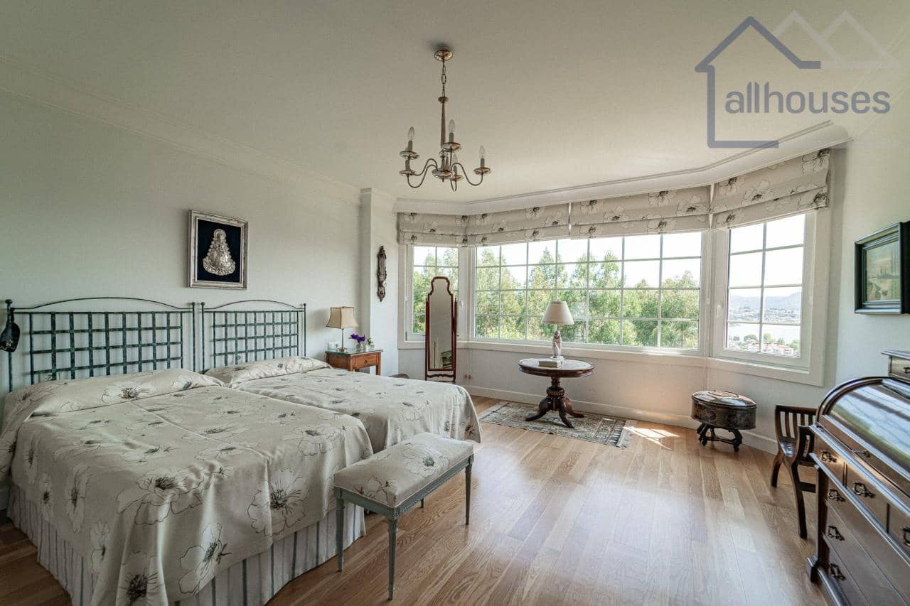 5 bedroom Villa for sale in Baiona with pool garage - € 998,000 (Ref: 9417278)