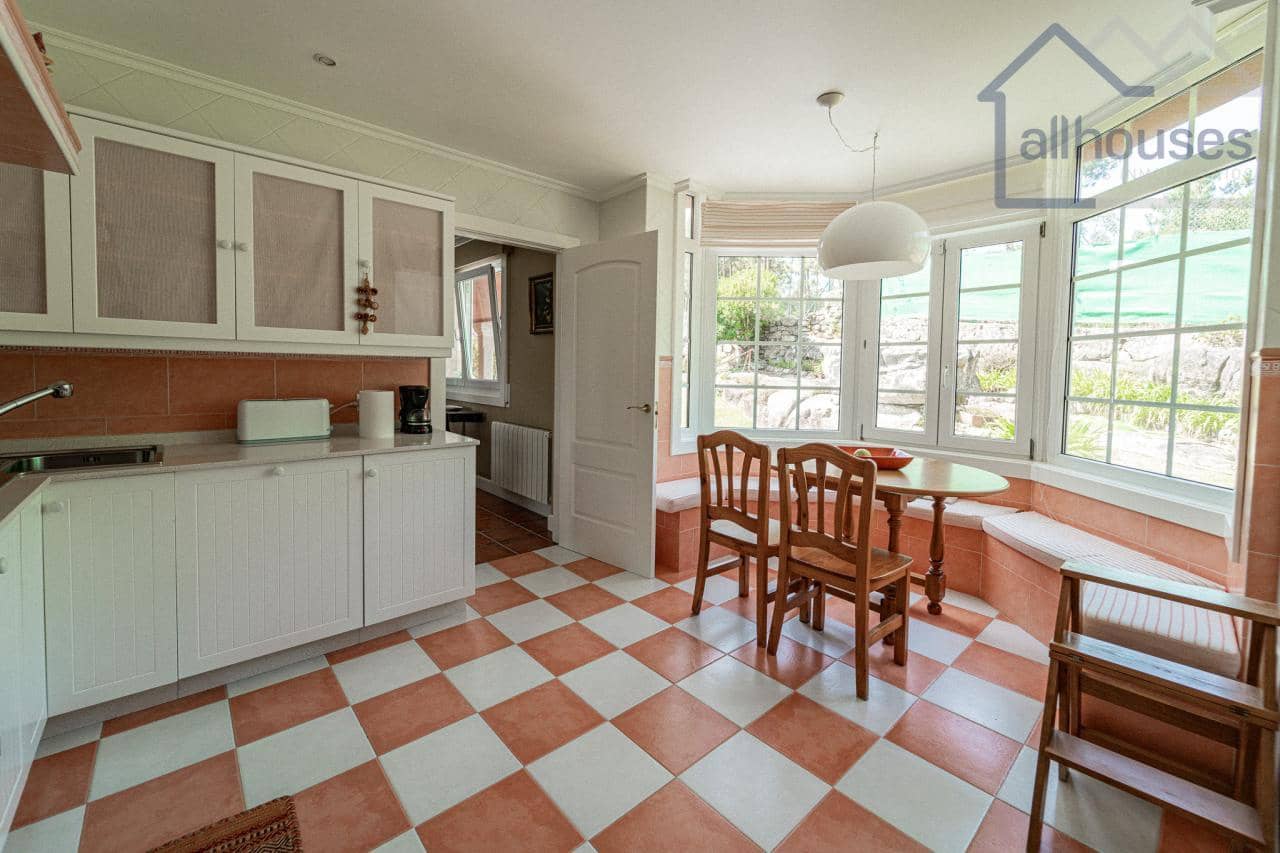 5 bedroom Villa for sale in Baiona with pool garage - € 998,000 (Ref: 9417278)