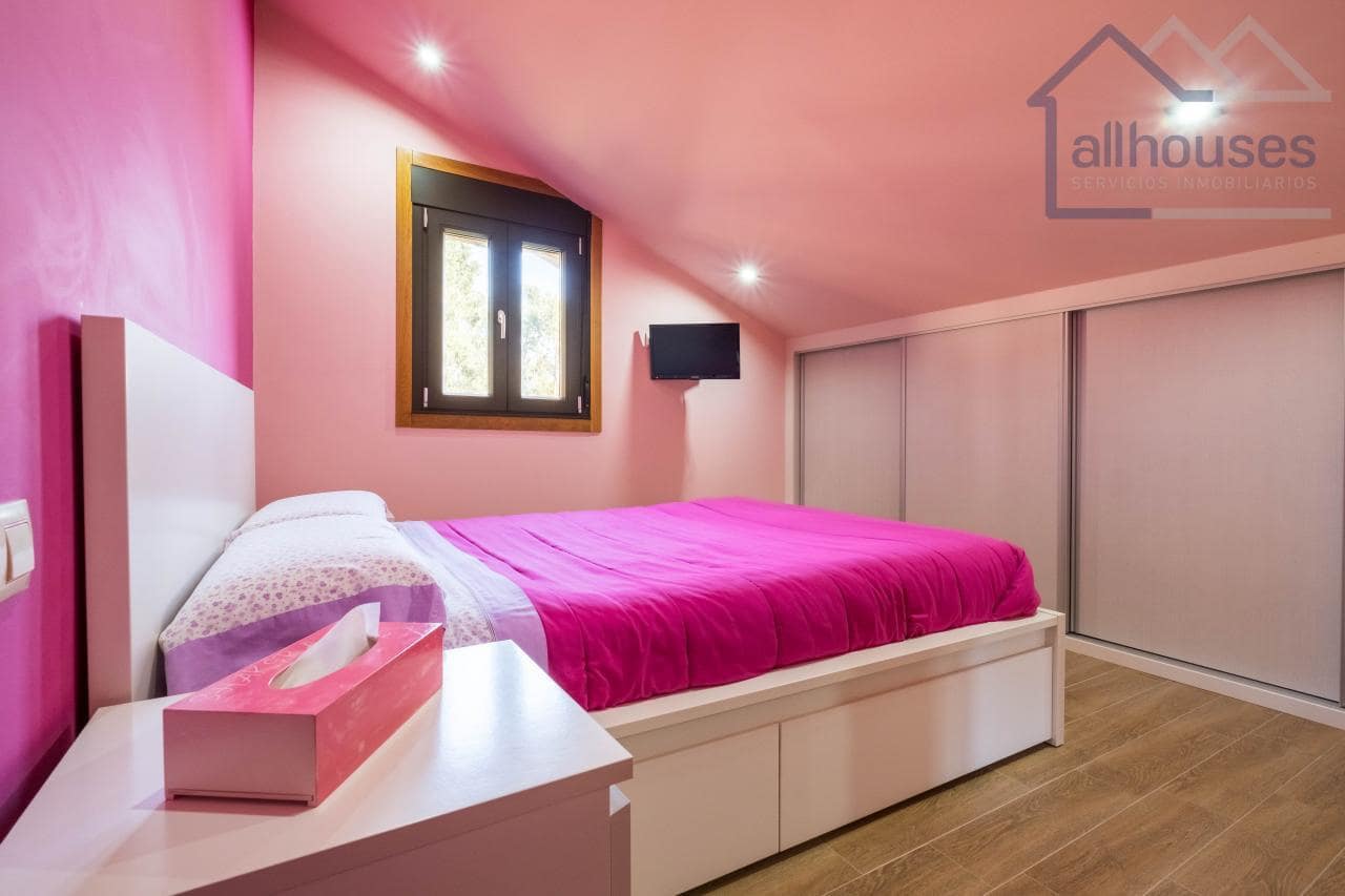 4 bedroom Villa for sale in Tui with pool garage - € 590,000 (Ref: 9417280)